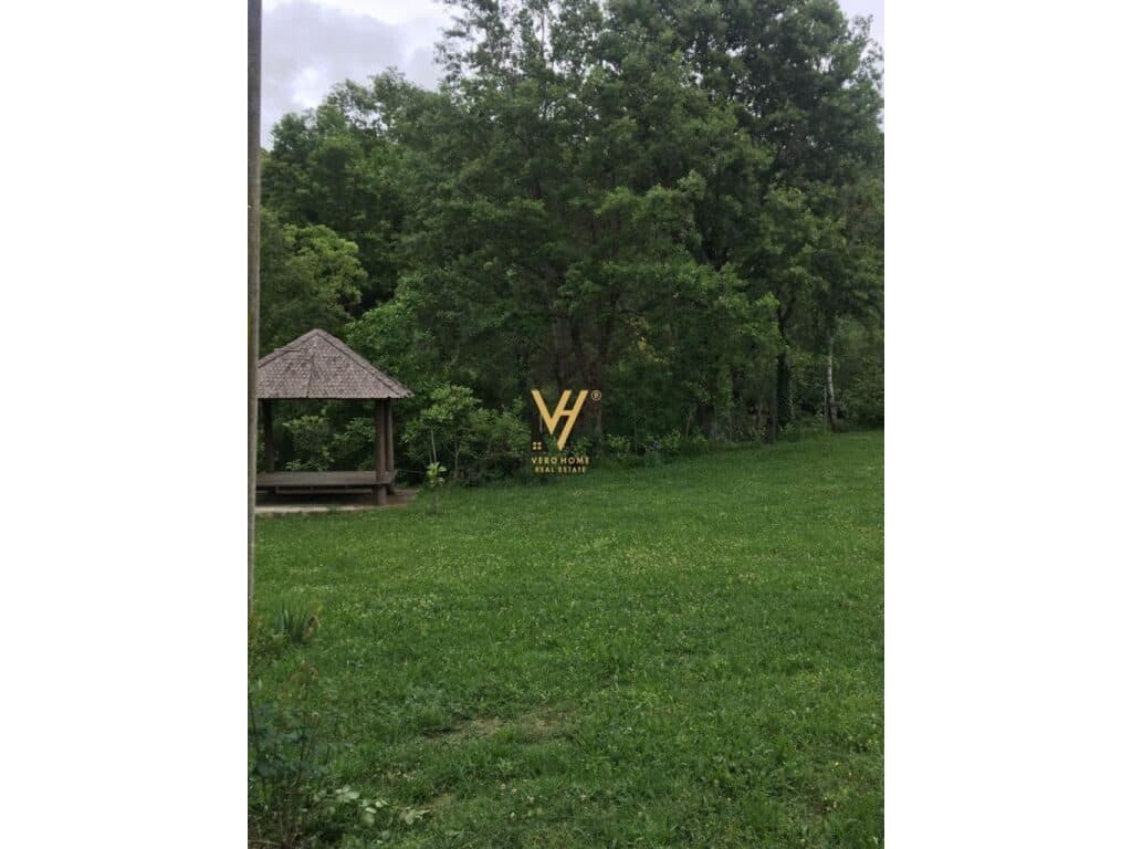 Shitet vile + truall ne Peze 2000 m2