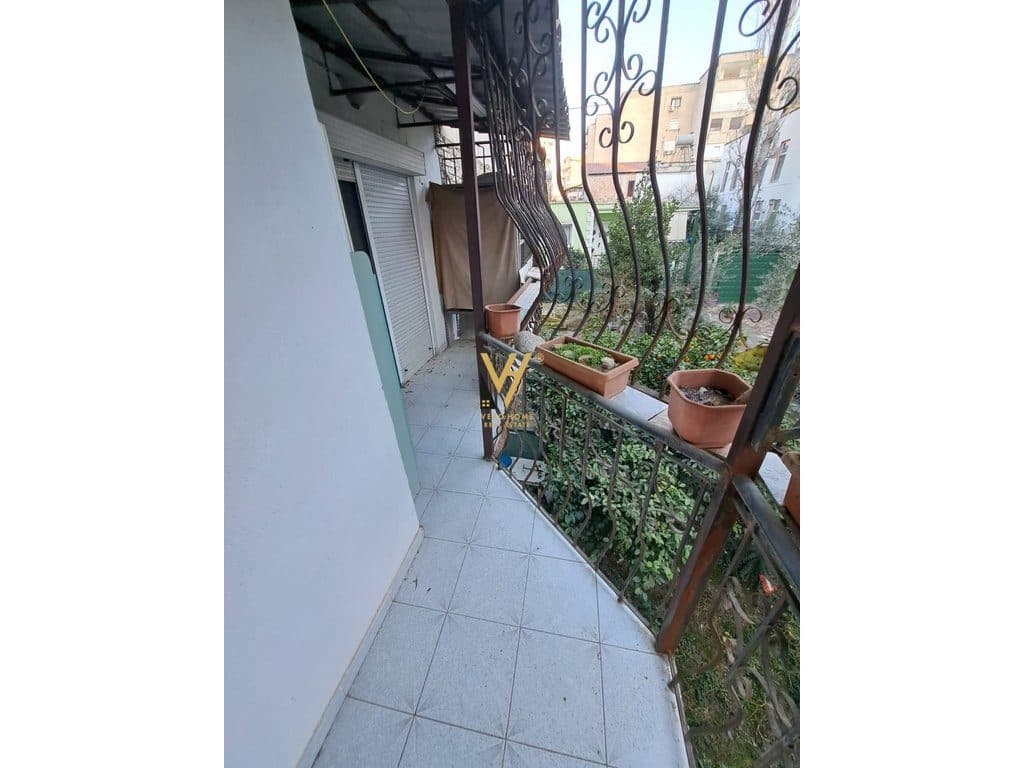 JEPET APARTAMENT 1+1+BLK ME QERA TE QYTET STUDENTI 40.000 LEKE 4