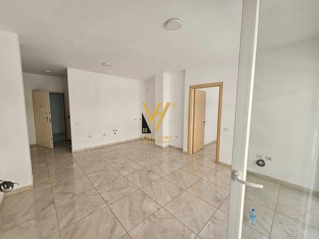 JEPET ZYRE 70 M2 ME QERA TE ZOGU I ZI 60.000 LEKE 2