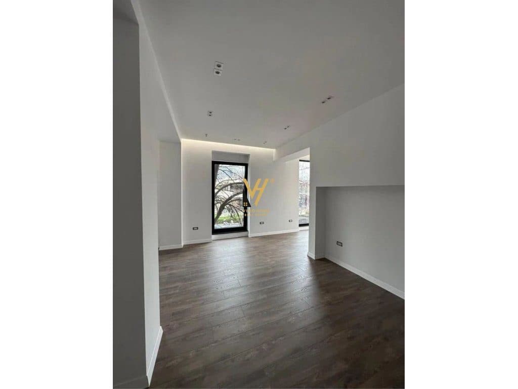 JEPET AMBIENT BIZNESI 76 M2 ME QIRA NE QENDER 2.000 EURO 2