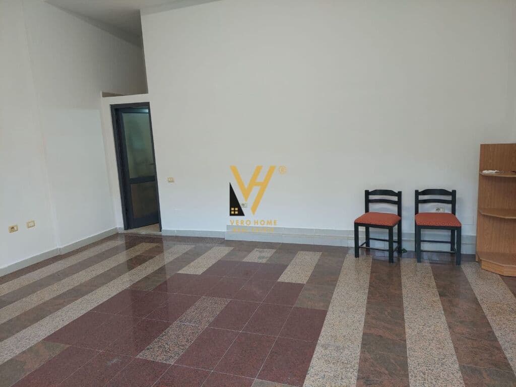 Jepet Dyqan me qera te Rruga Dervish Hekali 40 m2 3