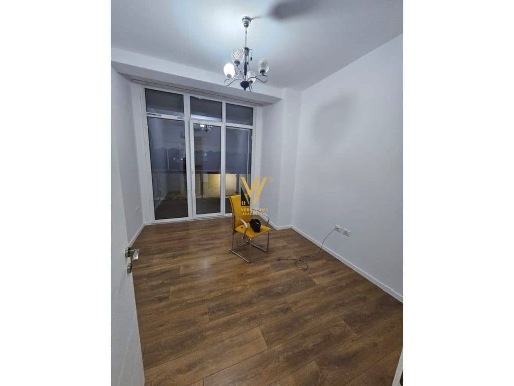 JEPET ZYRE 166 M2 ME QERA TE KOMUNA PARISIT 130.000 LEKE 3