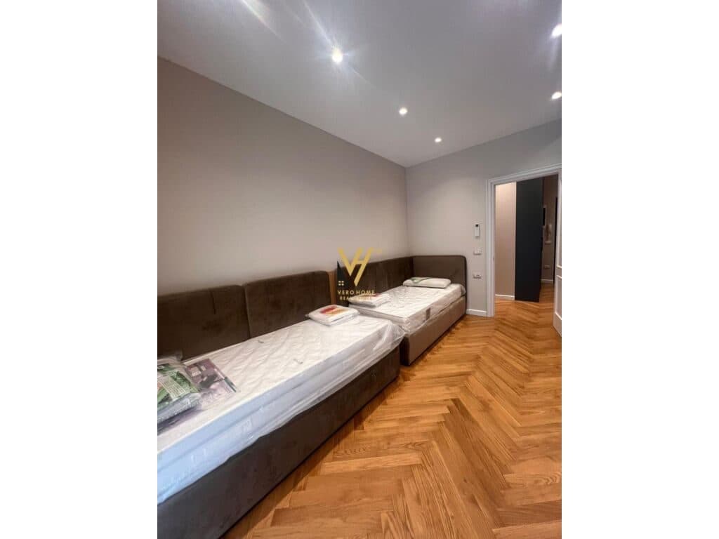 Jepet Apartament 3+1+2+ballkon me qera te Rruga e Kosovareve 155 m2 3
