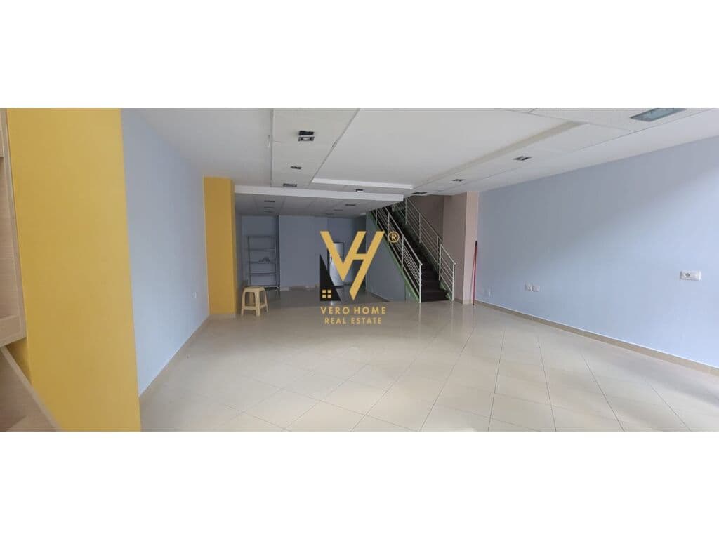 Jepet dyqan dublex me qera te Rruga e Elbasanit 125 m2