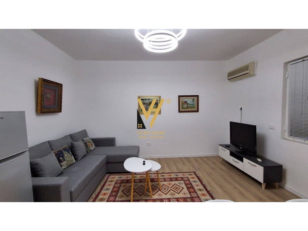 JEPET APARTAMENT 1+1 ME QERA TE RRUGA E BARRIKADAVE 65.000 LEKE