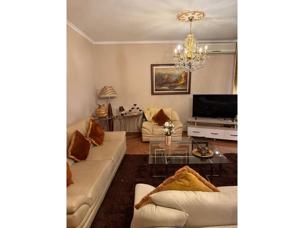 JEPET APARTAMENT 2+1+ VERANDE ME QERA NE QENDER 1.000 EURO
