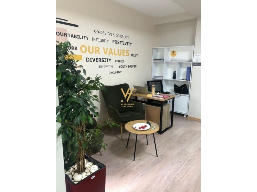 Jepet zyre me qera te Blloku 160 m2 2