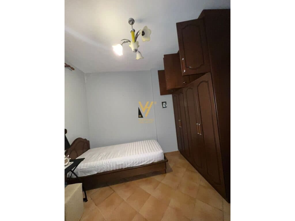 Jepet Apartament 3+1+2+ballkon me qera te Komuna e Parisit 105 m2 3