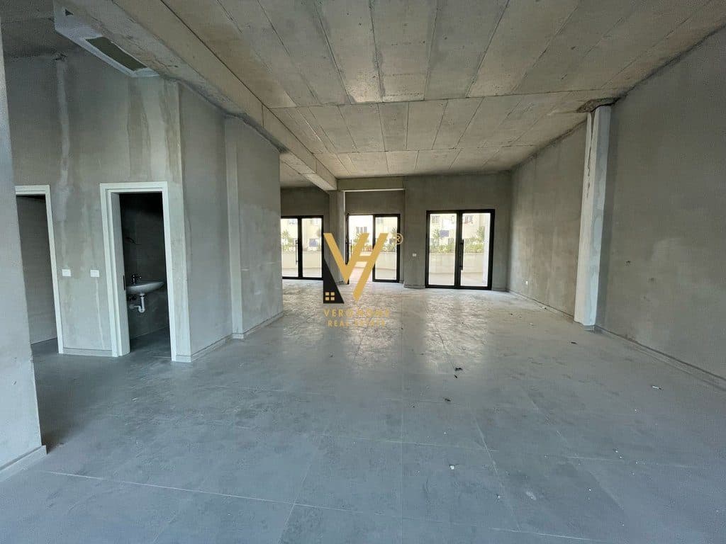 JEPET AMBIENT 126 M2 ME QERA TE UNAZA E RE, RIVER RES. 1.300 EURO