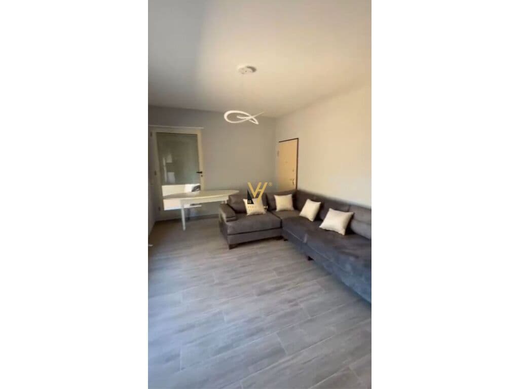 Shitet Apartament 2+1+2+ballkon pallatet Dilo , Stacioni i Trenit 241 m2