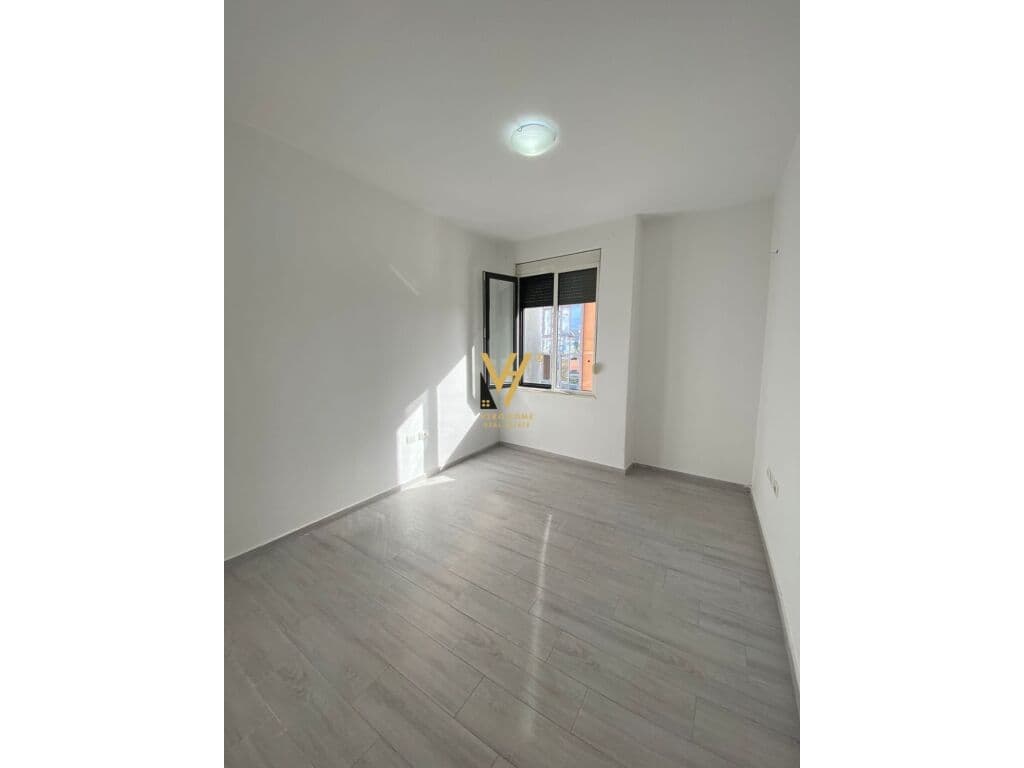 Jepet zyre me qera prane Toptanit ne Qender 110 m2 4