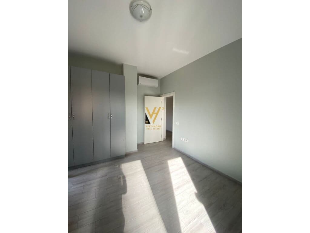 Jepet zyre me qera prane Toptanit ne Qender 110 m2 2