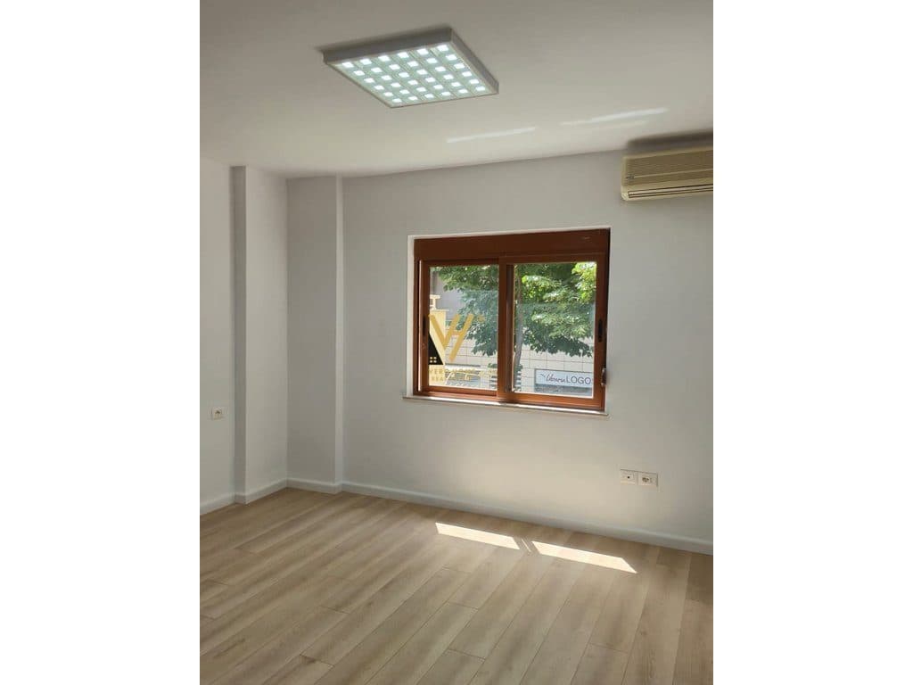 JEPET ZYRE 110M2 ME QERA TEK RRUGA E BOGDANEVE 900 EURO 4