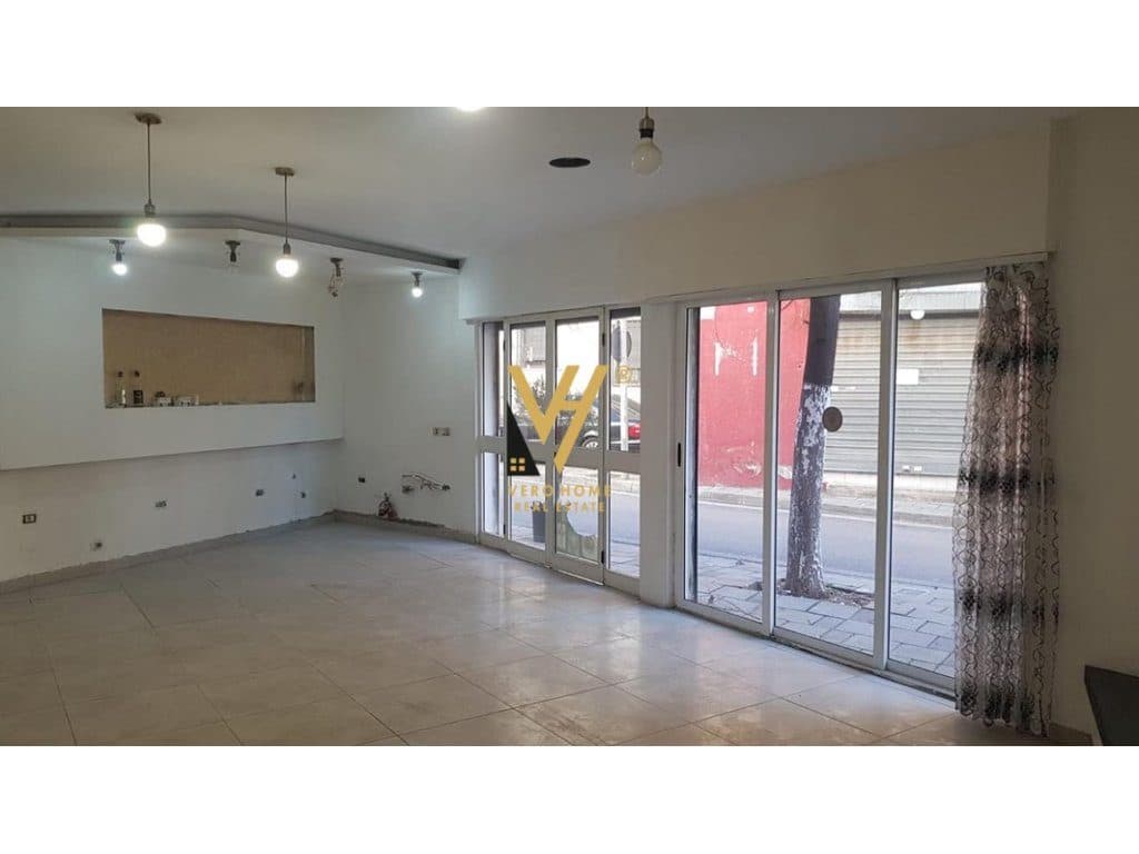 JEPET AMBIENT BIZNESI 69 M2 ME QERA TE ZOGU ZI 650 EURO