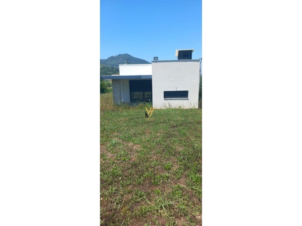 Shitet Toke + ndertese ne Peze 2360 m2
