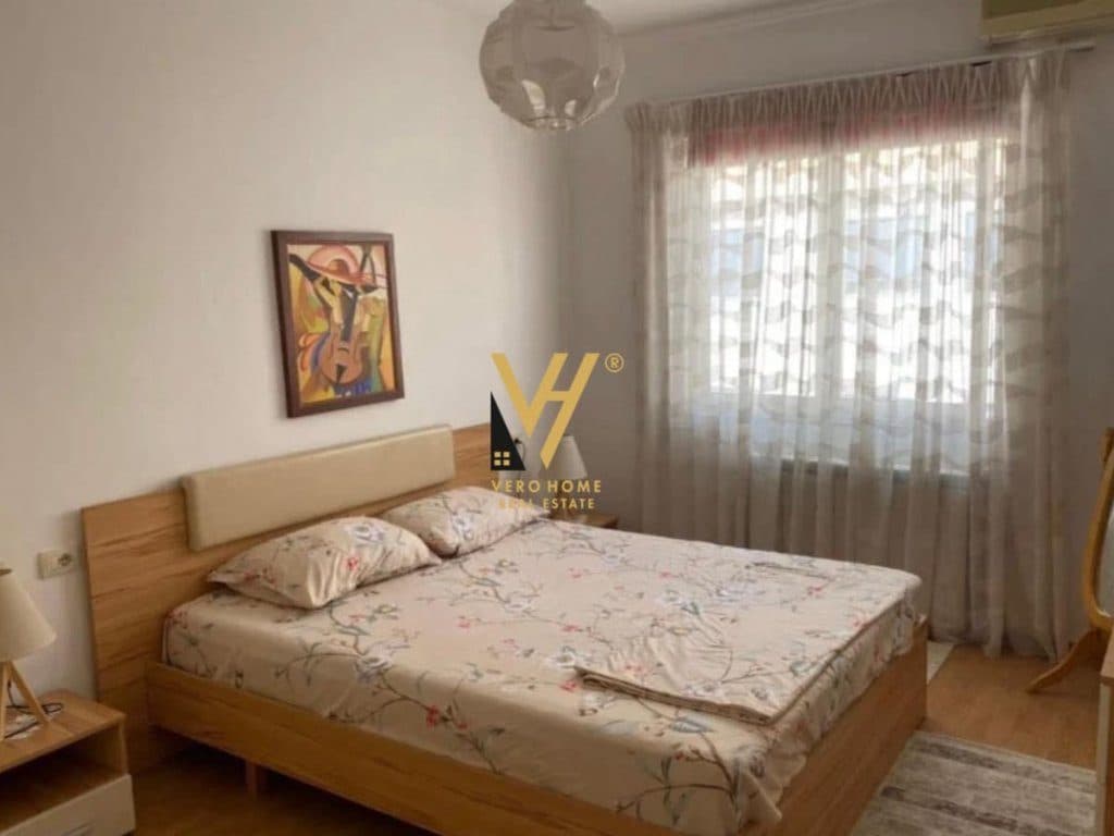 JEPET APARTAMENT 2+1 ME QERA TE RRUGA E BARRIKADAVE 80.000 LEKE 3