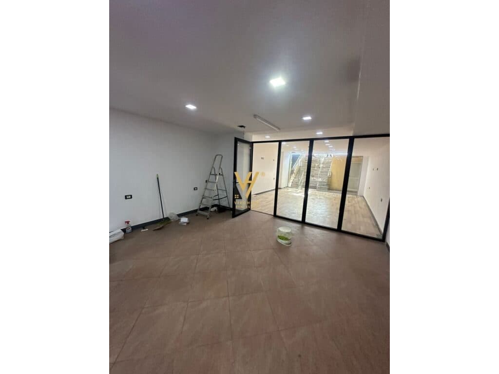 Jepet Dyqan me qera te Ish Ekspozita Sot 100 m2 2
