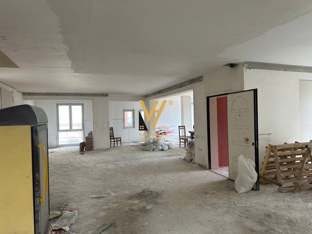 JEPET GODINE 1.100 M2 ME QERA TE KODRA E DIELLIT 8.500 EURO