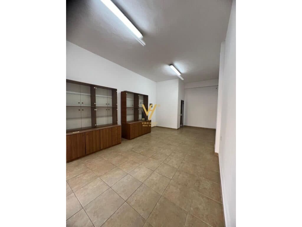 Jepet Dyqan me qera te Pazari i Ri 38 m2