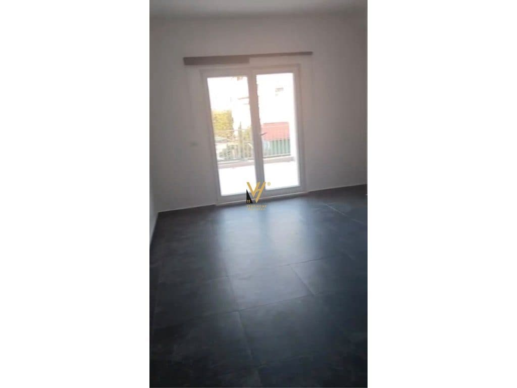 JEPET ZYRE 145 M2 ME QIRA TE ZOGU I ZI 1.000 EURO