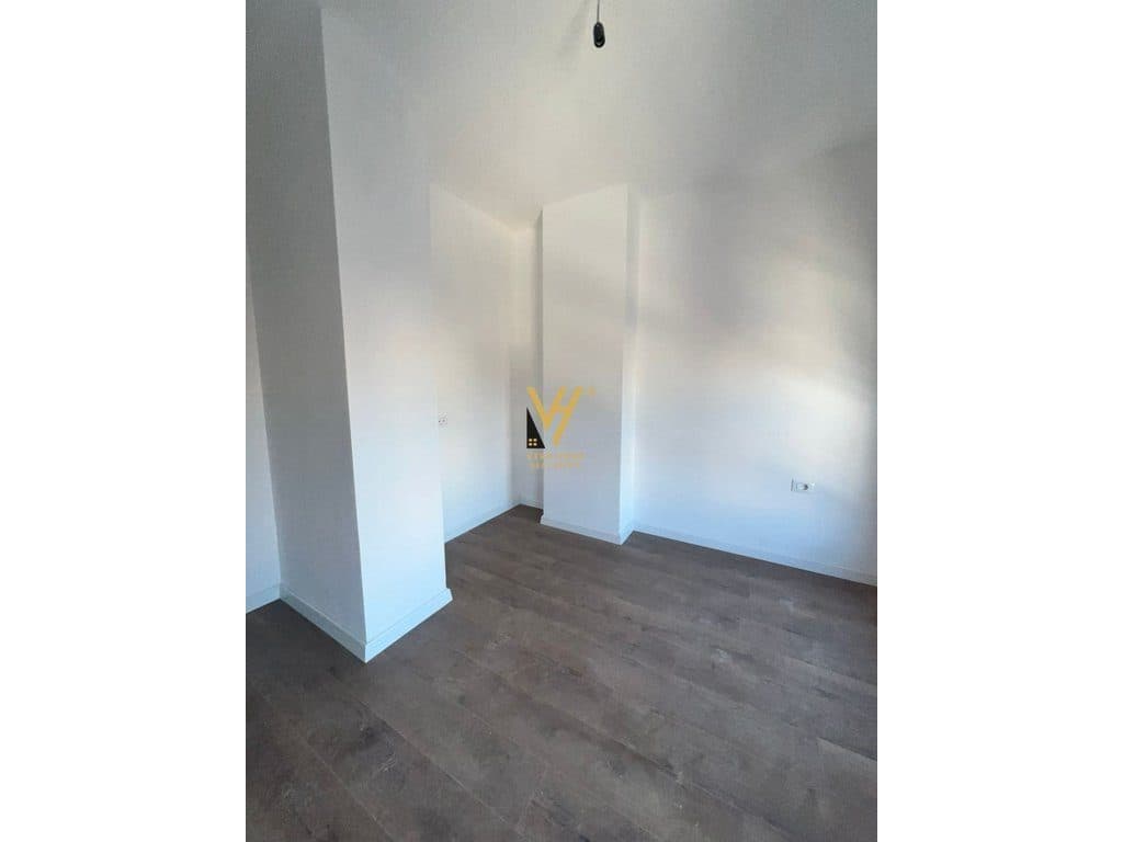JEPET ZYRE 95 M2 ME QERA TE KOMUNA E PARISIT 700 EURO 3