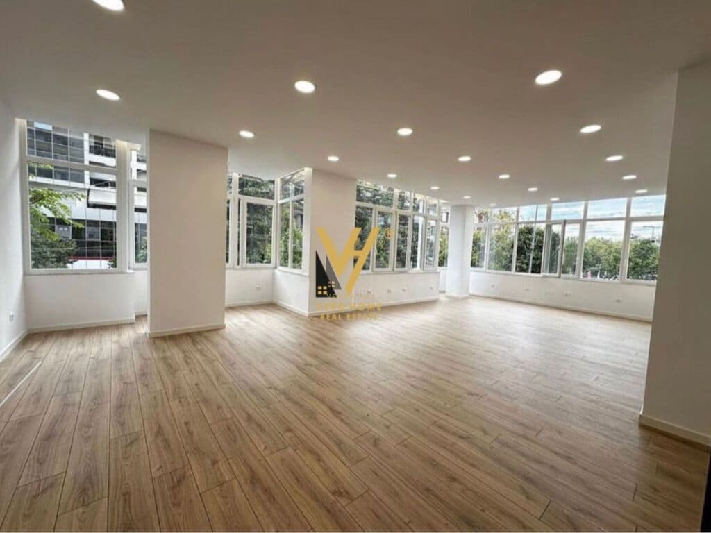 JEPET ZYRE 100 M2 QERA TE RRUGA E KAVAJES 1.300 EURO