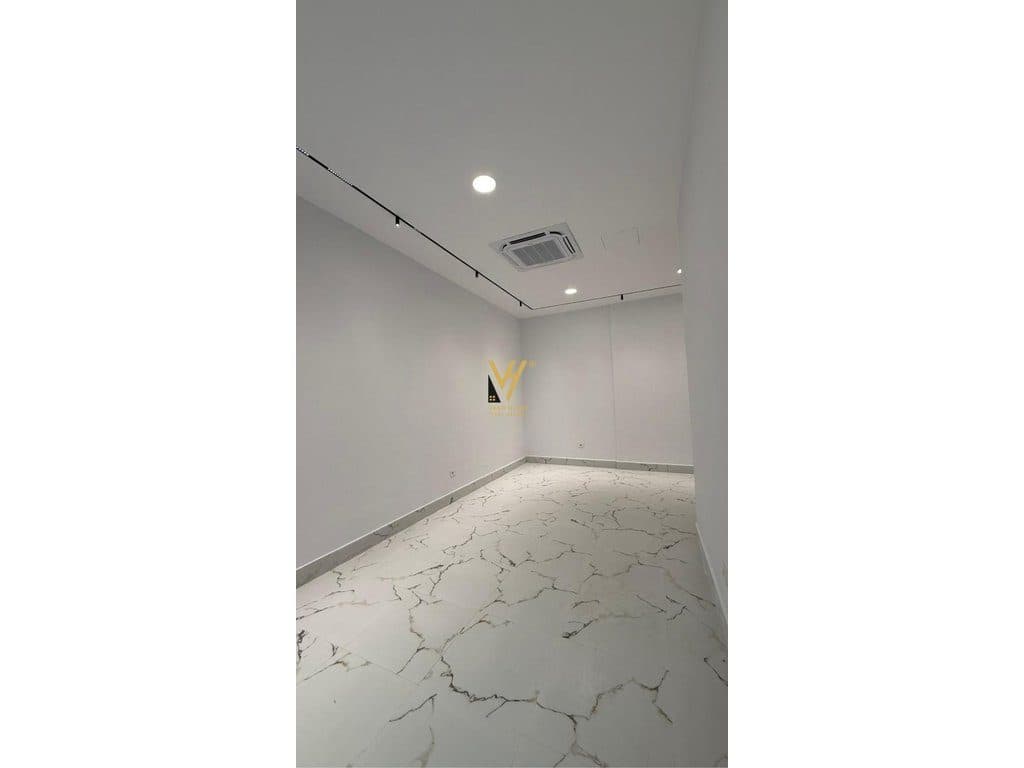 JEPET AMBIENT KOMERCIAL 38 M2 ME QIRA TE RRUGA MINE PEZA 900 EURO 3