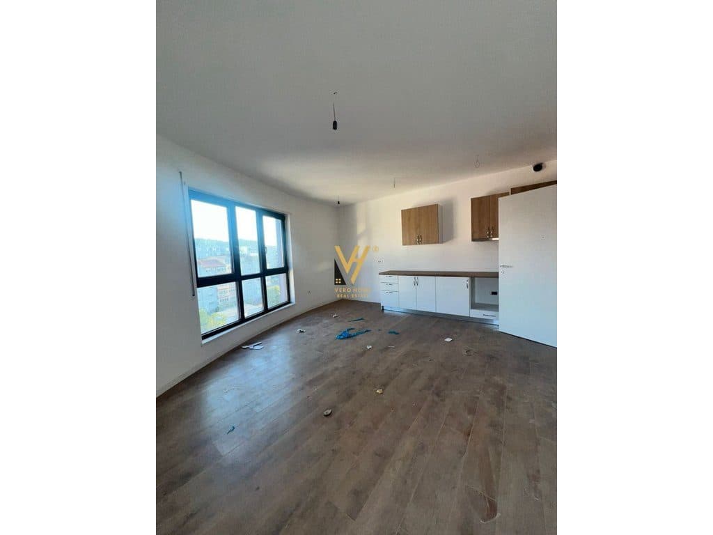 JEPET ZYRE 95 M2 ME QERA TE KOMUNA E PARISIT 700 EURO