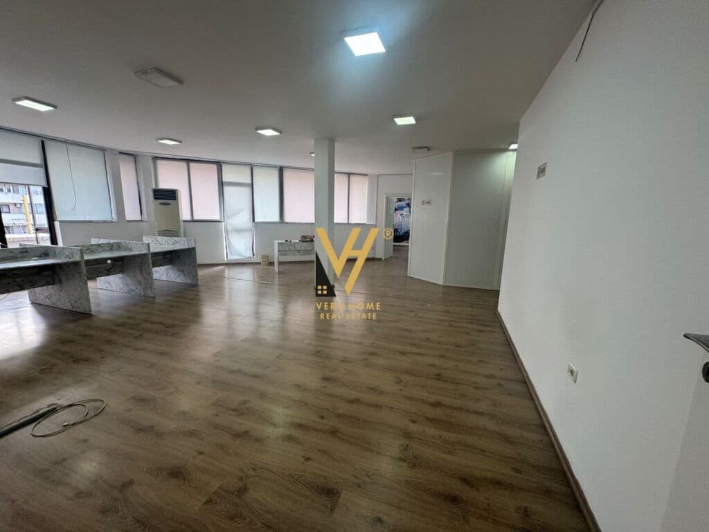 Jepet zyre 320 m2 Open Space me qera te Blloku , Vila e Enverit 3