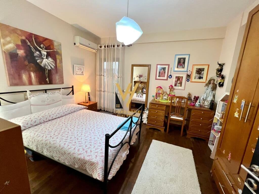 Shitet Apartament 3+1+2 te Stacioni i Trenit 160 m2 3