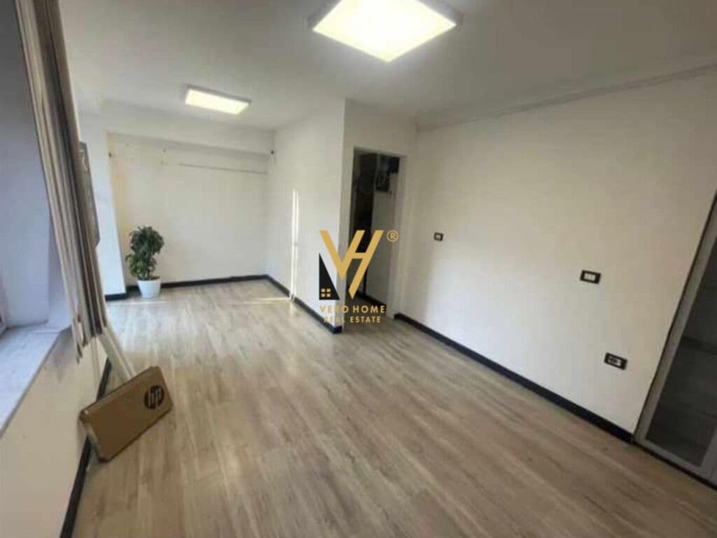 Jepet Dyqan me qera pran Parlamentit ne Qender 35 m2