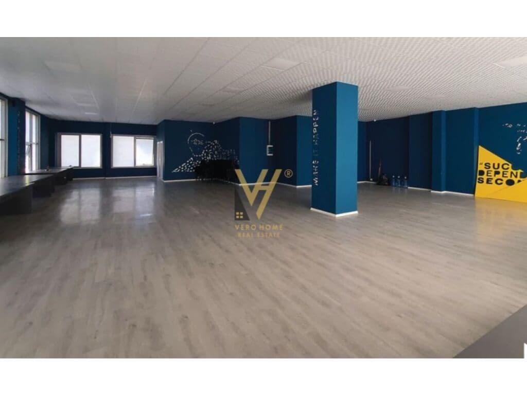 Shitet ambjent biznesi te Rruga Bardhyl 240 m2
