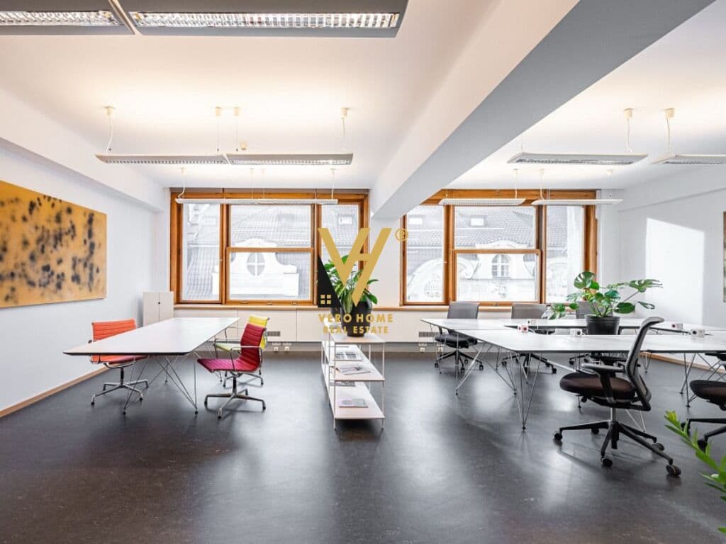 JEPET ZYRE 370 M2 ME QERA TE KOMUNA E PARISIT 4.000 EURO