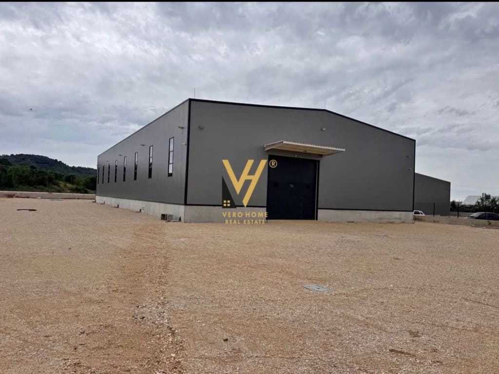 JEPET KAPANON 4.900 M2 ME QIRA TE RRUGA E RINASIT 4.500 EURO