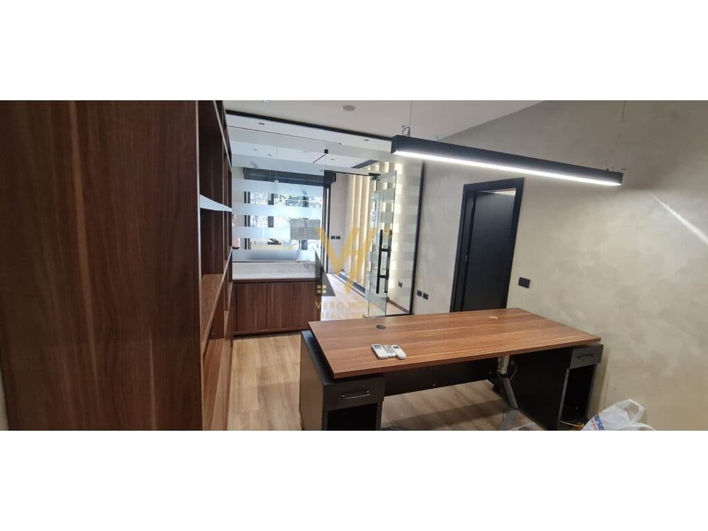 Jepet dyqan me qera te Bulevardi Zogu i Pare 65 m2 2