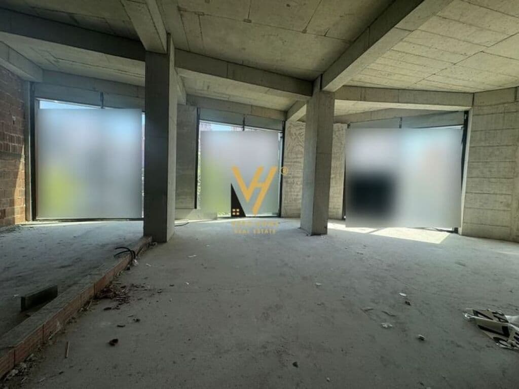 Jepet Zyre me qera buze rruges Barrikadave 160 m2