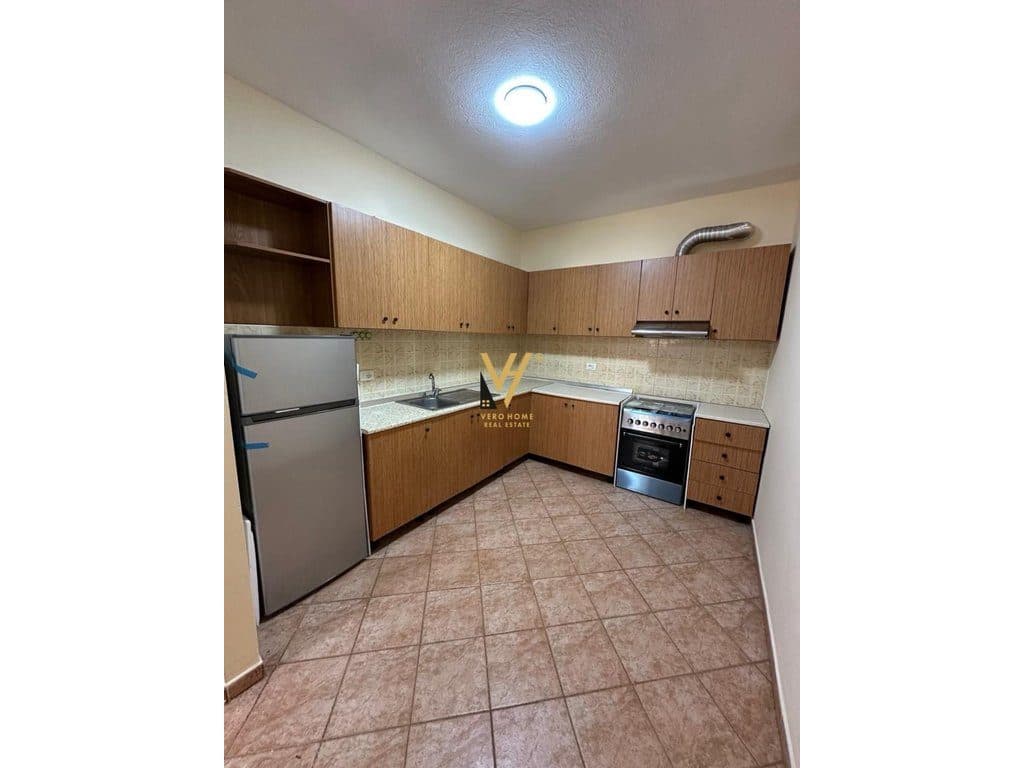 JEPET APARTAMENT 2+1+2 ME QERA TE KOMUNA E PARISIT 70.000 LEKE 3