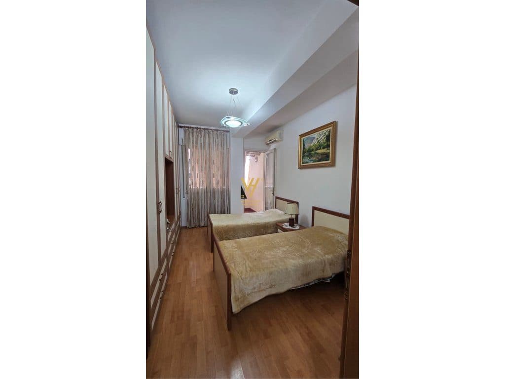 JEPET APARTAMENT 2+1+2+BLK ME QERA TE KOMUNA E PARISIT 80.000 LEKE 4