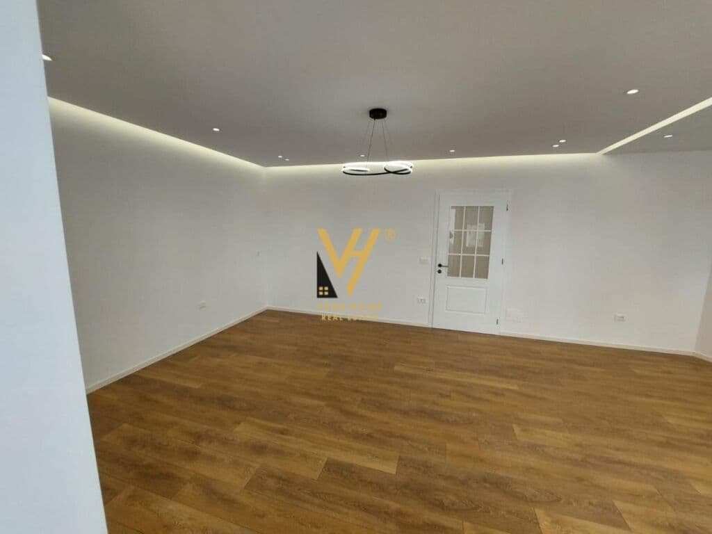 Shitet Apartament 2+1+2+ballkon te Rruga Barrikadave 100 m2