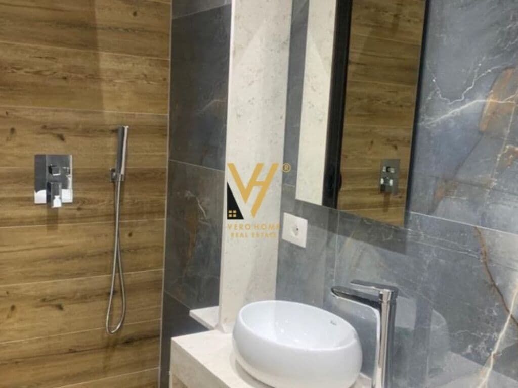 Shiten tre Apartamente 1+1+ballkon te Pazari i Ri 140 m2