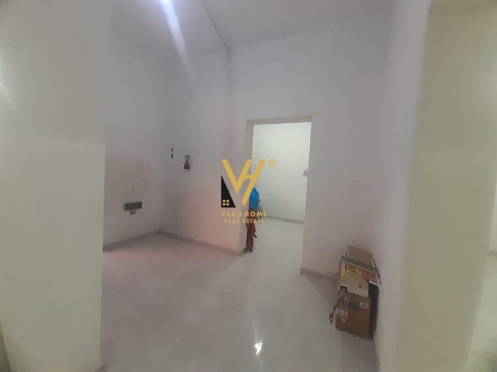 JEPET MAGAZINE 340 M2 ME QERA NE KOMBINAT 900 EURO 4