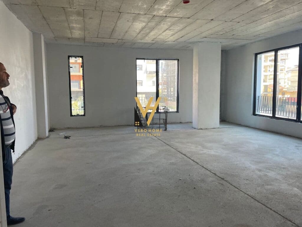 Jepet zyre me qera te Rruga Kongresi i Manastirit 104 m2 1