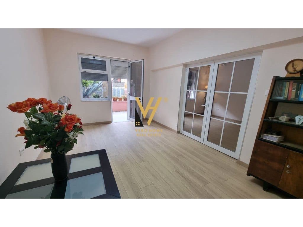 JEPET ZYRE 50 M2 ME QERA TE RRUGA E DURRESIT 60.000 LEKE
