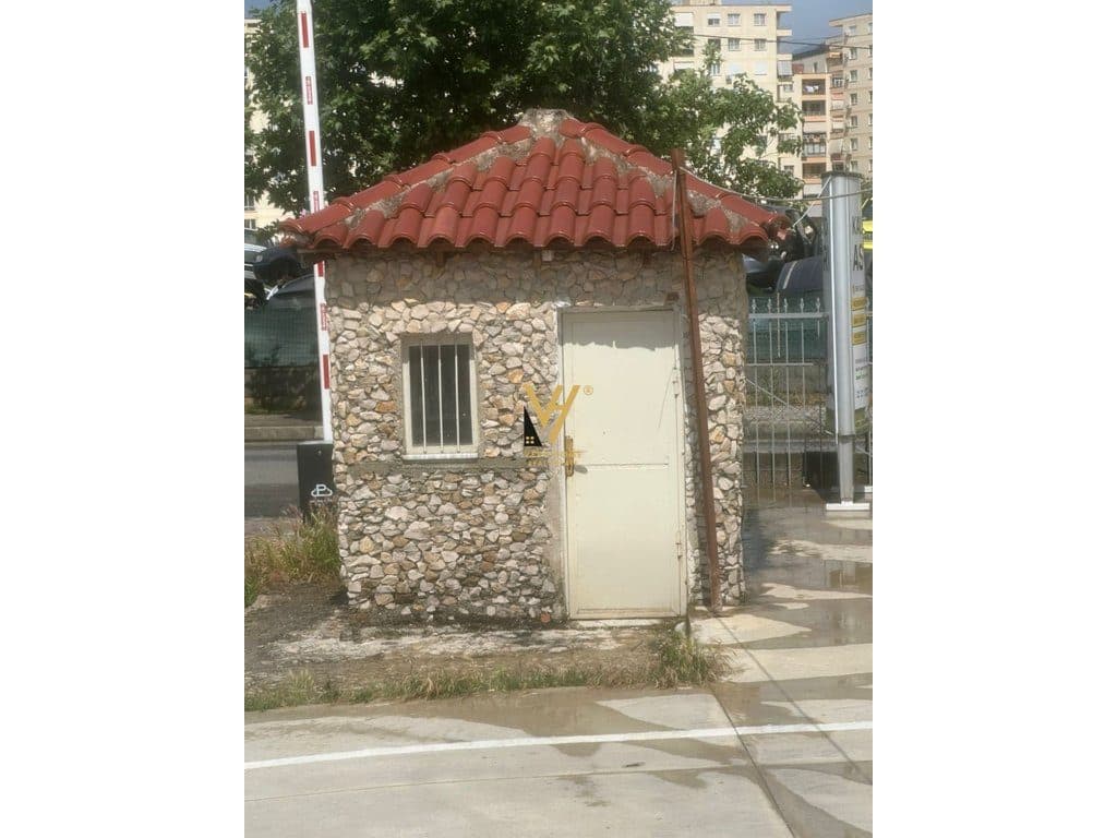 JEPET BAR KAFE PARKING 1.200M2 ME QERA NE YZBERISHT 1.500 EURO 2