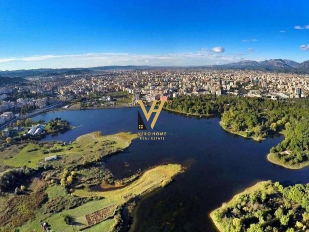 Shitet toke te Liqeni Artificial 3100 m2