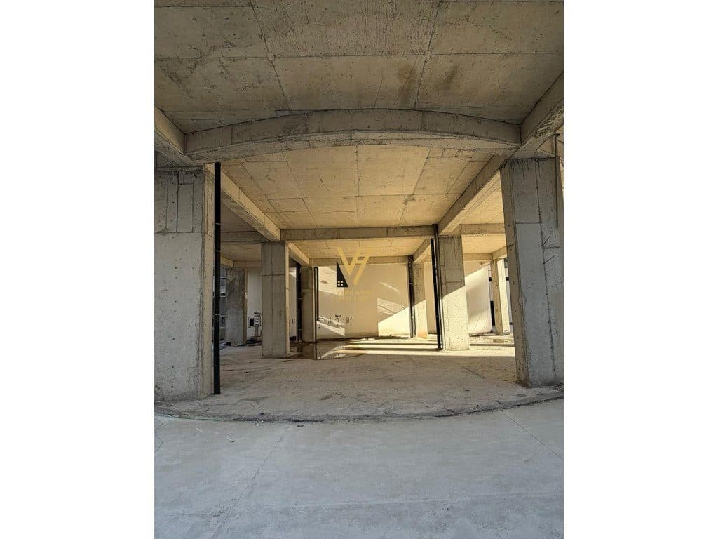 JEPET AMBIENT BIZNESI 430 M2 ME QIRA TE ZOGU I ZI 10.000 EURO