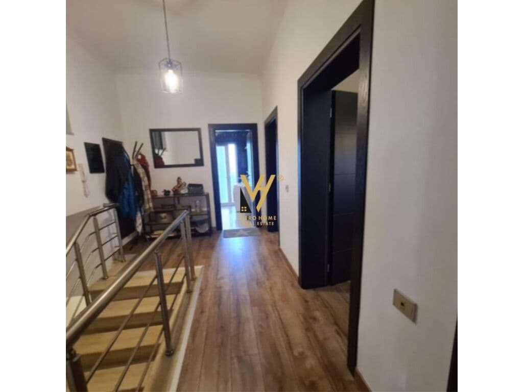 Shitet vile 3 kateshe te Rruga e Kavajes 466 m2