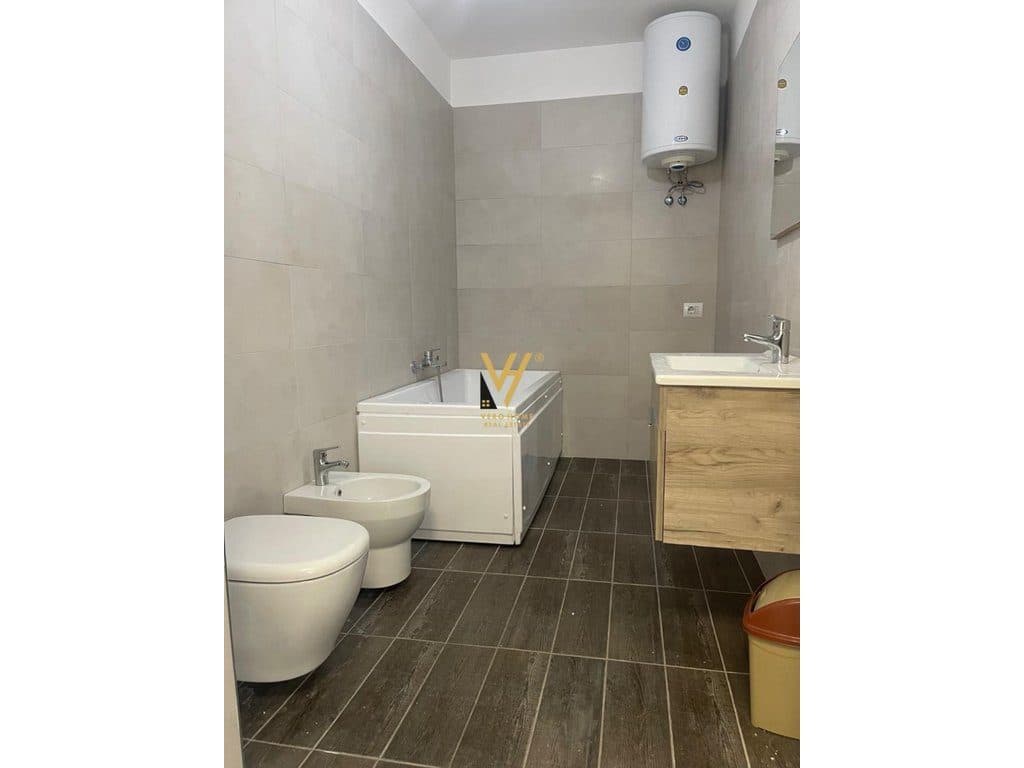 JEPET ZYRE 80 M2 ME QERA NE MYSLYM SHYR 800 EURO 4