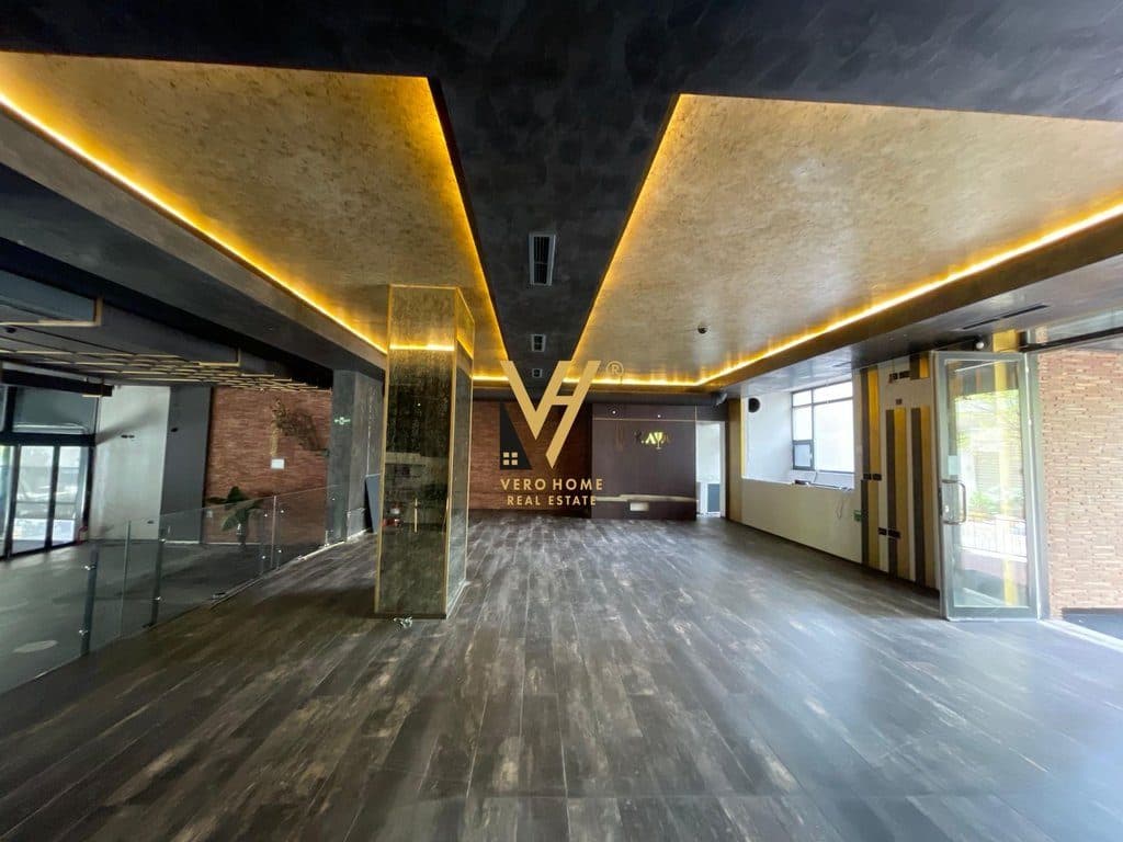 SHITET AMBIENT KOMERCIAL 440 M2 TE 21 DHJETORI 1.320.000 EURO