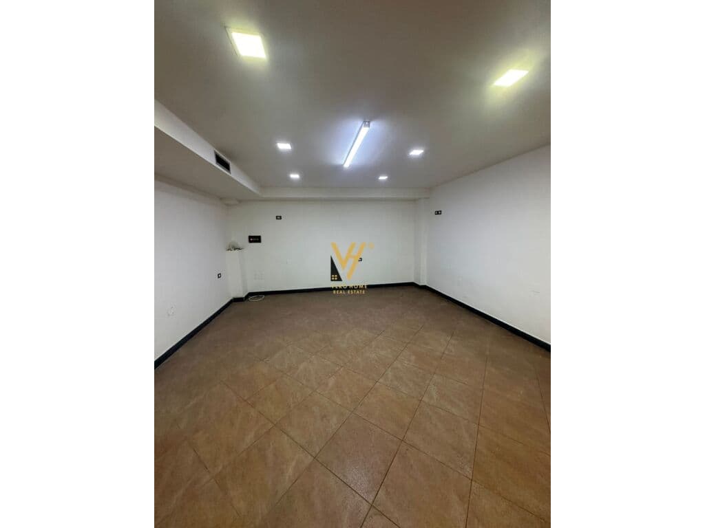Jepet Dyqan me qera te Ish Ekspozita Sot 100 m2 3